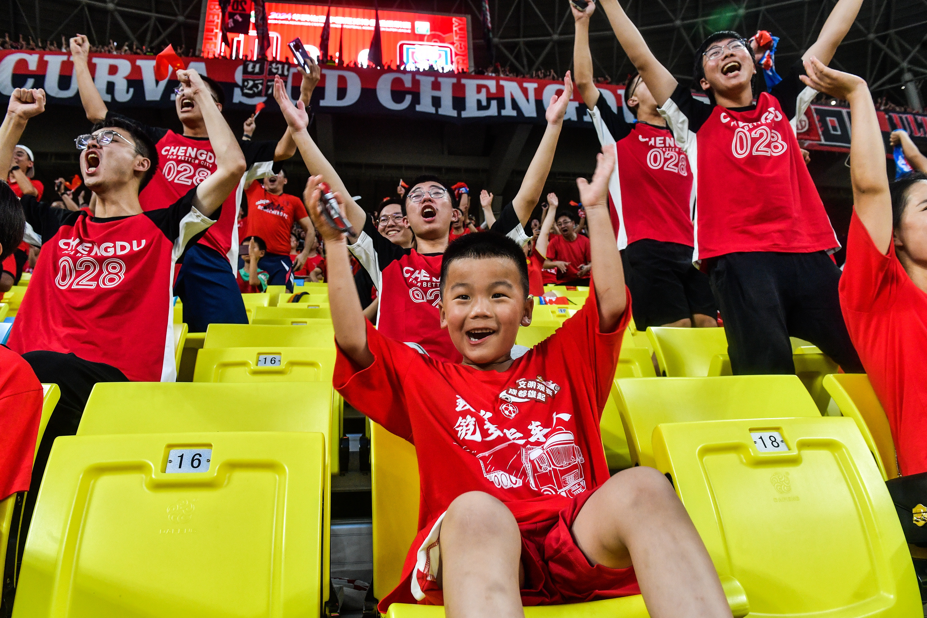 雷速APP-燃情之战！球员们在国际比赛中斗志昂扬