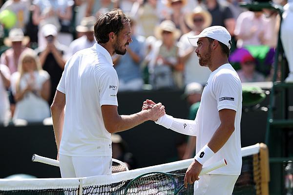 雷速体育下载-澳网险胜温网，梅德韦杰夫带队取胜