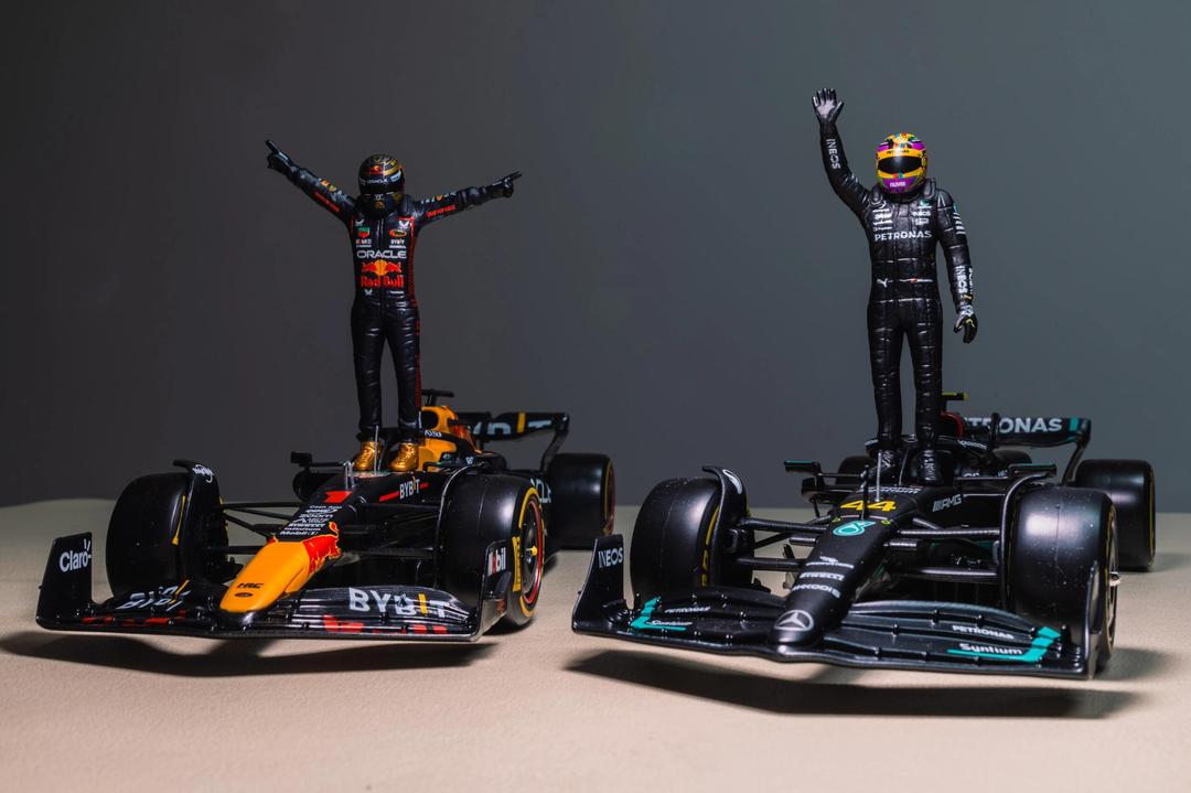 梅赛德斯横扫红牛车队，塞恩斯点燃赛场