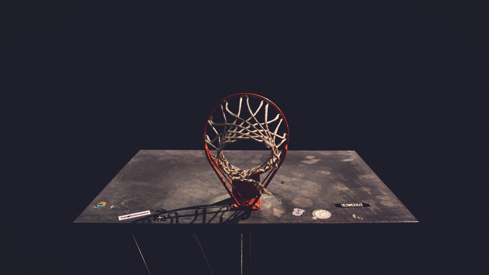 雷速-非常有意思，因为它巧妙地将NBA（达拉斯独行侠）和CBA（北京队）这两个不同联赛的队伍，通过淘汰赛过关和贝恩接管比赛这两个动作在概念上连接起来。我们需要找到一种唯一性的叙事逻辑来解释这种跨界对比